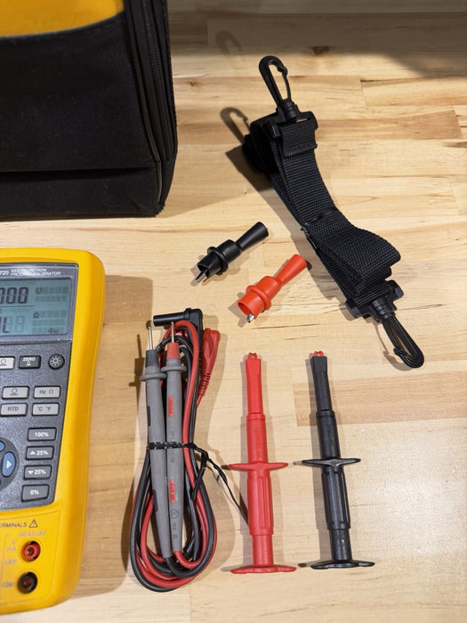 FLUKE 725 MULTIFUNCTION PROCESS CALIBRATOR WITH BAGLEADS & CLIPS