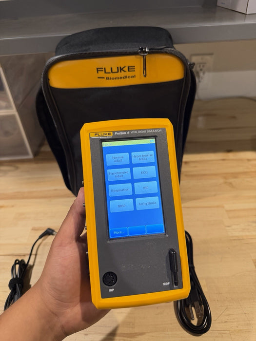 FLUKE PROSIM 4 VITAL SIGNS & ECG SIMULATOR W/ BAG & CHARGER (TESTED) SHIPS FREE