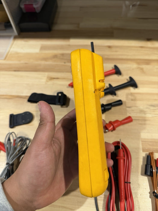 FLUKE 179 TRUE RMS MULTIMETER KIT W/ LEADS & ACCESSORIES / SHIPS FAST (TESTED)