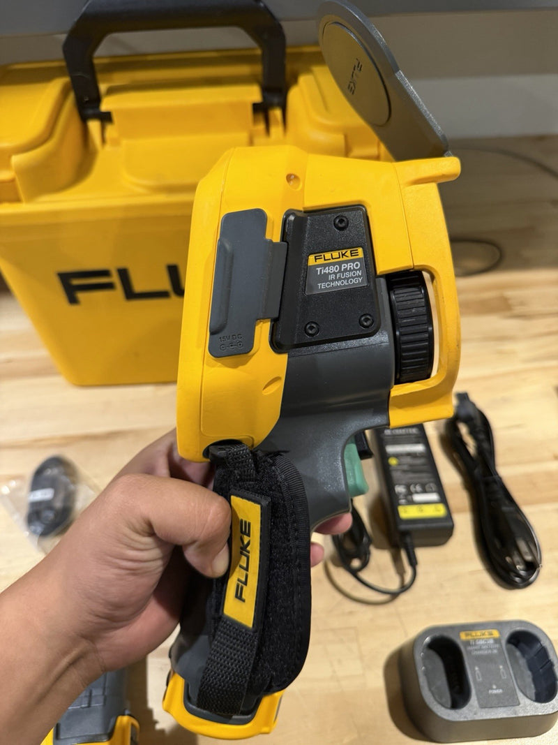 FLUKE TI480PRO IR CAMERA 60HZ, 640 X 480 , 2 BATTERIES W/ CHARGE & CASE -TESTED