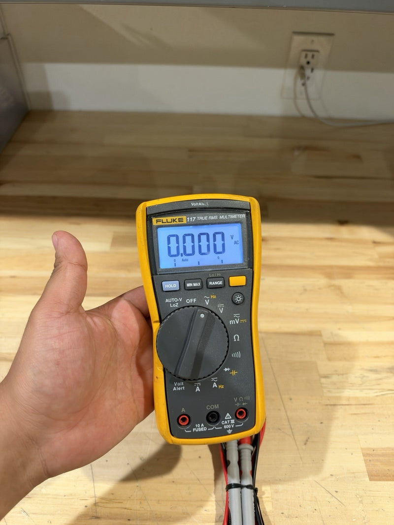 FLUKE 117 TRUE RMS MULTIMETER W/ LEADS & CLIPS - SHIPS FAST