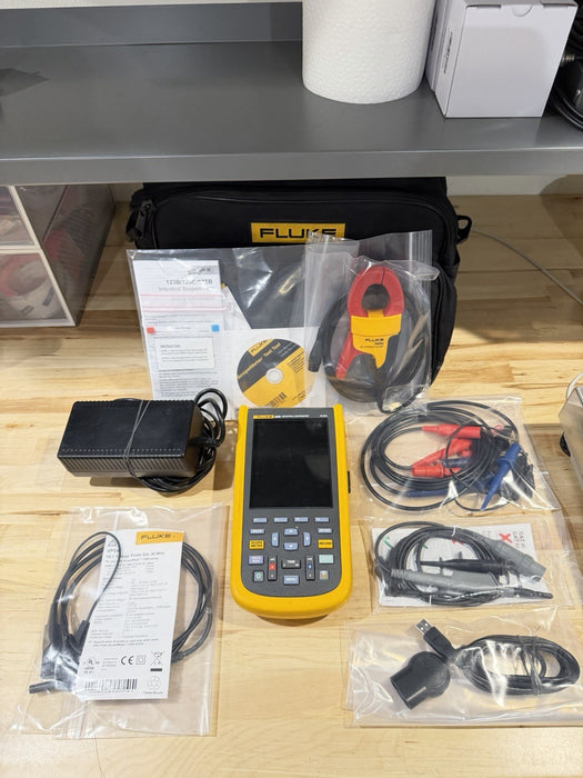 FLUKE 125B INDUSTRIAL SCOPEMETER 40MHZ W/ ACCESSORIES & BAG - FREE SHIPPING