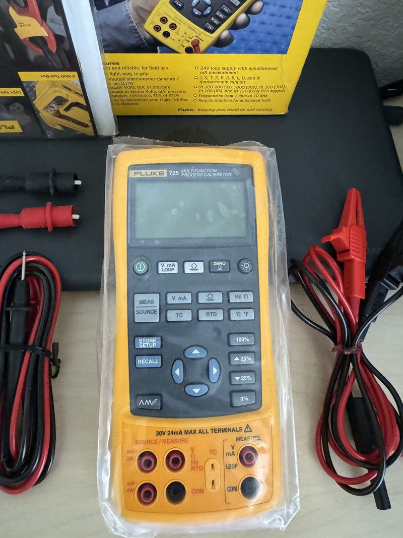 FLUKE 725 MULTIFUNCTION PROCESS CALIBRATOR WITH LEADS BOX