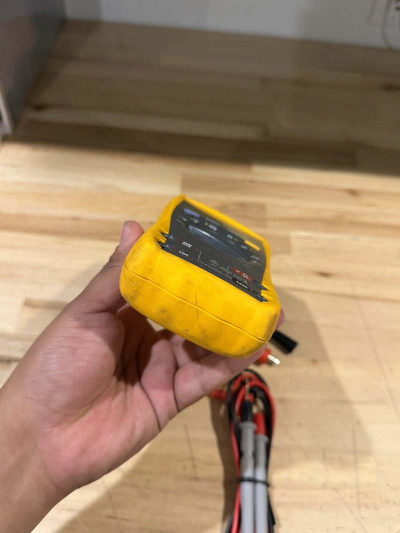 FLUKE 179 MULTIMETER W/ LEADS & CLIPS (SHIPS FAST)