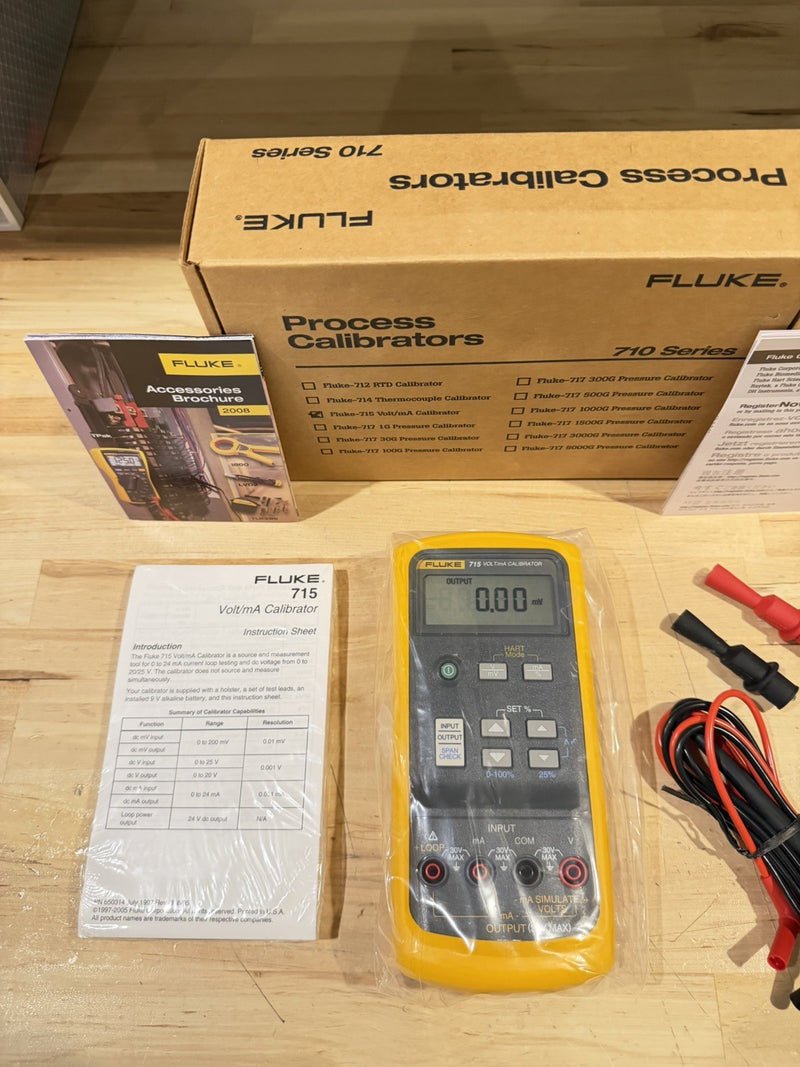 FLUKE 715 VOLT/MA CALIBRATOR W/ LEADS & CLIPS FREE SHIPPING