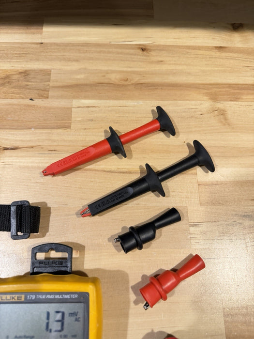 FLUKE 179 TRUE RMS MULTIMETER KIT W/ LEADS & ACCESSORIES / SHIPS FAST (TESTED)