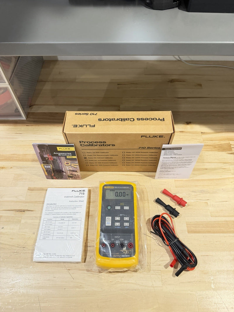 FLUKE 715 VOLT/MA CALIBRATOR W/ LEADS & CLIPS FREE SHIPPING