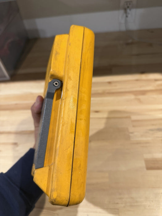 FLUKE 744 DOCUMENTING PRCESS CALIBRATOR (PARTS ONLY) FOR PARTS - DOESN’T WORK