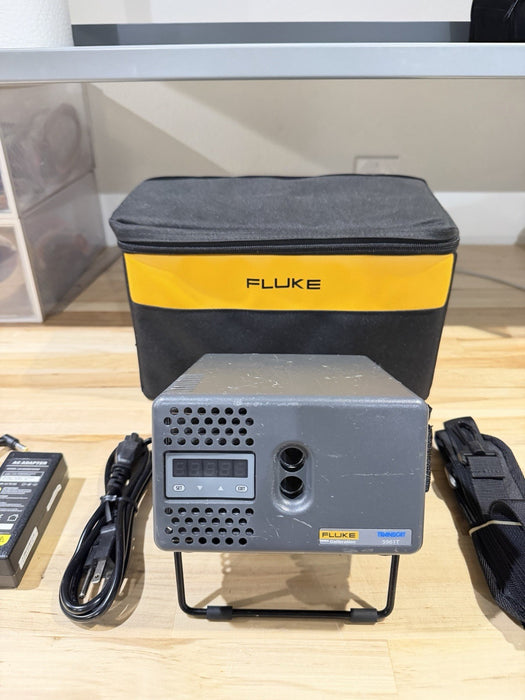 FLUKE 9102S DRY-WELL CALIBRATOR W/BAG & CHARGER (5961T)- FREE SHIPPING