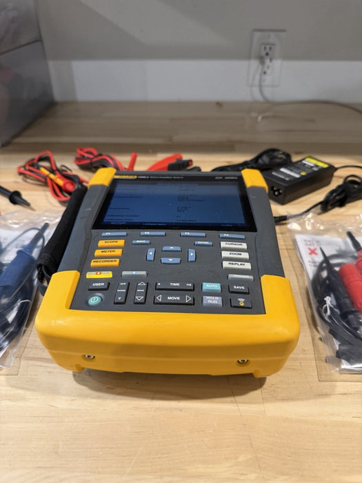 FLUKE 190M-2 MEDICAL SCOPEMETER SERIES III 2CH 200MHZ W/ ACCESSORIES (TESTED)