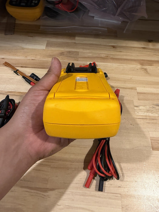 FLUKE 724 TEMPERATURE CALIBRATOR METER WITH LEADS & CLIPS TESTED