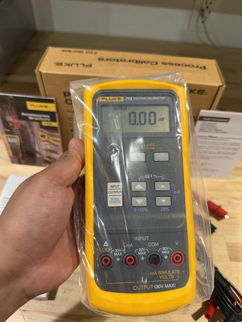 FLUKE 715 VOLT/MA CALIBRATOR W/ LEADS & CLIPS FREE SHIPPING