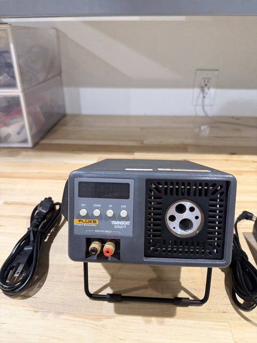 FLUKE 9140 22207T DRY-WELL CALIBRATOR WITH CHARGER TESTED