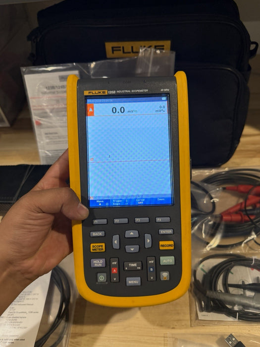 FLUKE 125B INDUSTRIAL SCOPEMETER 40MHZ WITH ACCESSORIES & BAG