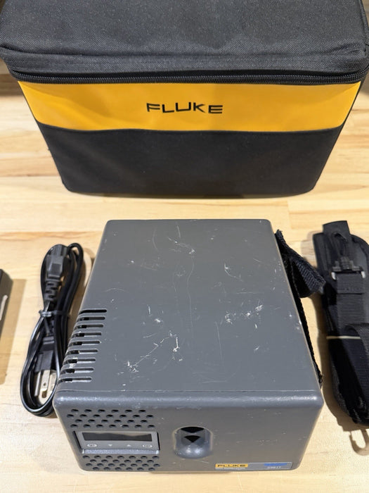FLUKE 9102S DRY-WELL CALIBRATOR W/BAG & CHARGER (5961T)- FREE SHIPPING