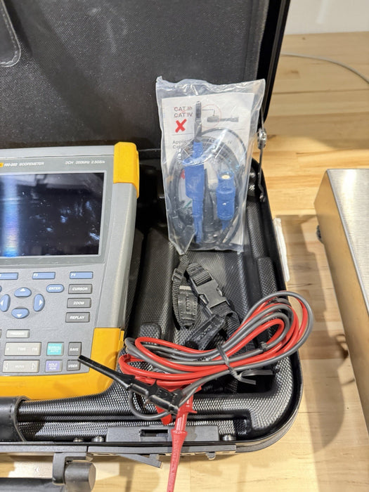 FLUKE 190-202 SCOPEMETER 2CH 200MHZ 2.5GS/S W/ ACCESSORIES (TESTED) SHIPS FREE