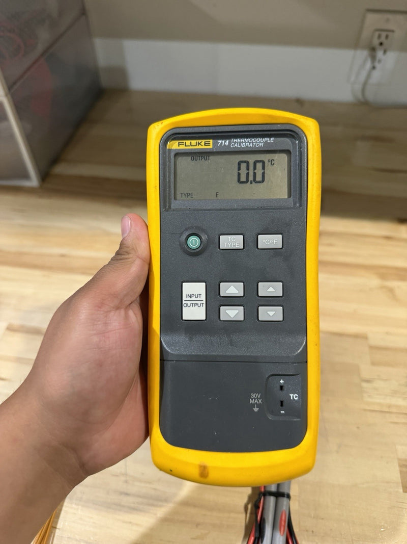 FLUKE 714 THERMOCOUPLE CALIBRATOR WITH ACCESSORIES
