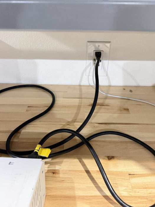 FLUKE 8808A 5.5 DIGITAL MULTIMETER W/ LEADS & CHARGER - TESTED / SHIPS FAST