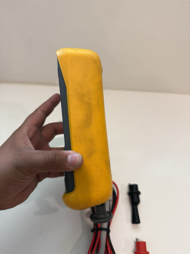 FLUKE 718-100G PRESSURE CALIBRATOR WITH LEADS & CLIPS