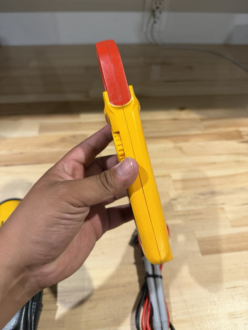 FLUKE 323 TRUE-RMS DIGITAL CLAMP METER WITH BAG & LEADS
