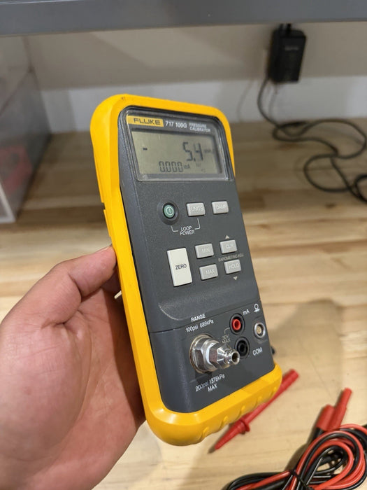 FLUKE 717 100G PRESSURE CALIBRATOR WITH LEADS TESTED