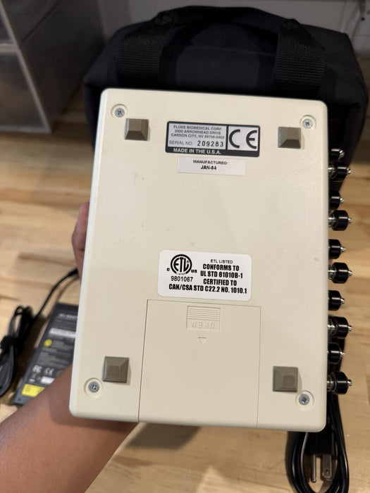 FLUKE MPS450 MULTIPARAMETER SIMULATOR W/ CASE & CHARGER - TESTED