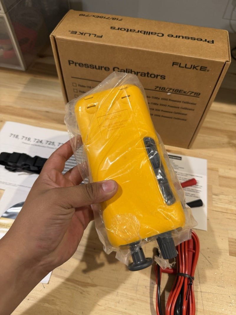 FLUKE 718 300G PRESSURE CALIBRATOR (NEW FACTORY SEALED) FREE SHIPPING