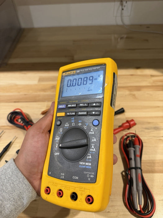 FLUKE 189 TRUE RMS MULTIMETER WITH LEADS AND CLIPS USED