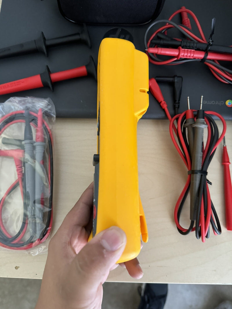FLUKE 787 PROCESS METER WITH ACCESSORIES & BAG USED