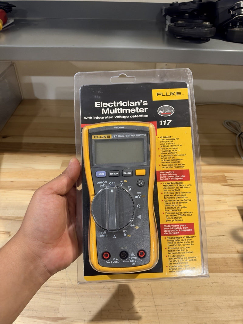 FLUKE 117 TRUE RMS FIELD TECHNICIANS DIGITAL MULTIMETER 600V AC/DC VOLTAGE NEW