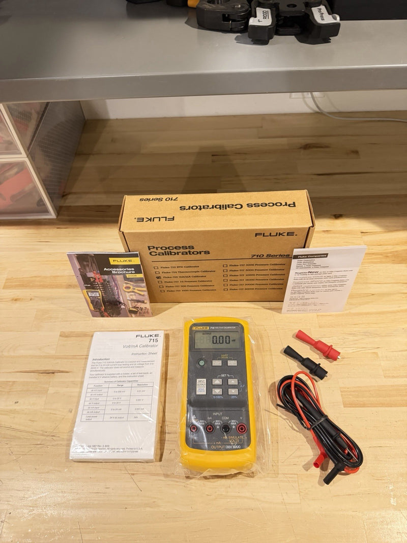 FLUKE 715 VOLT/MA CALIBRATOR W/ LEADS & CLIPS FREE SHIPPING