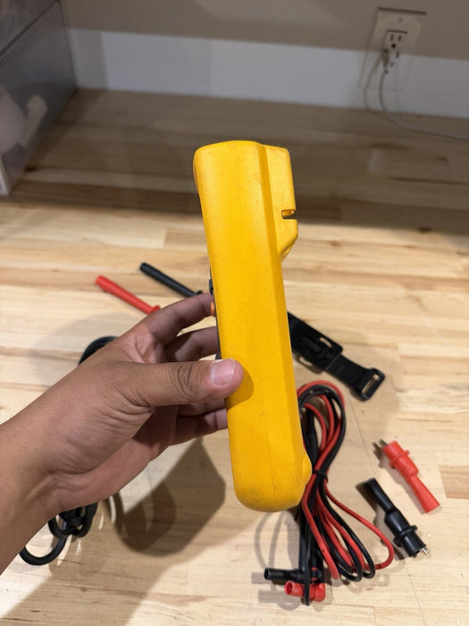 FLUKE 1507 INSULATION MULTIMETER W/ LEADS & CLIPS