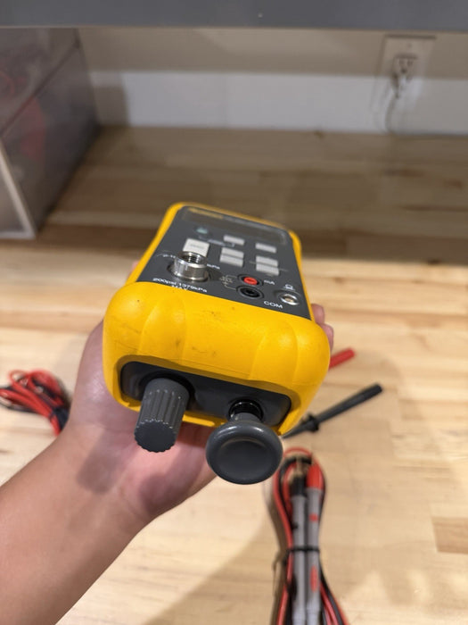 FLUKE 718 100G PRESSURE CALIBRATOR W/ ACCESSORIES (FREE SHIPPING) TESTED
