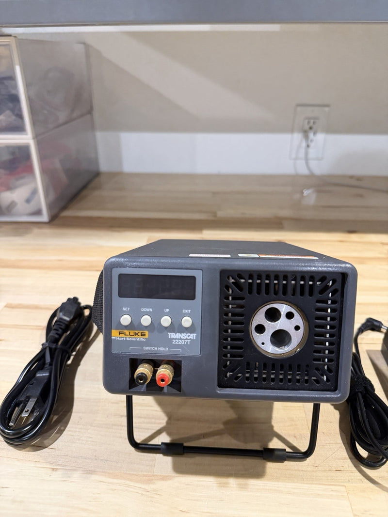 FLUKE 9140 22207T DRY-WELL CALIBRATOR WITH CHARGER TESTED