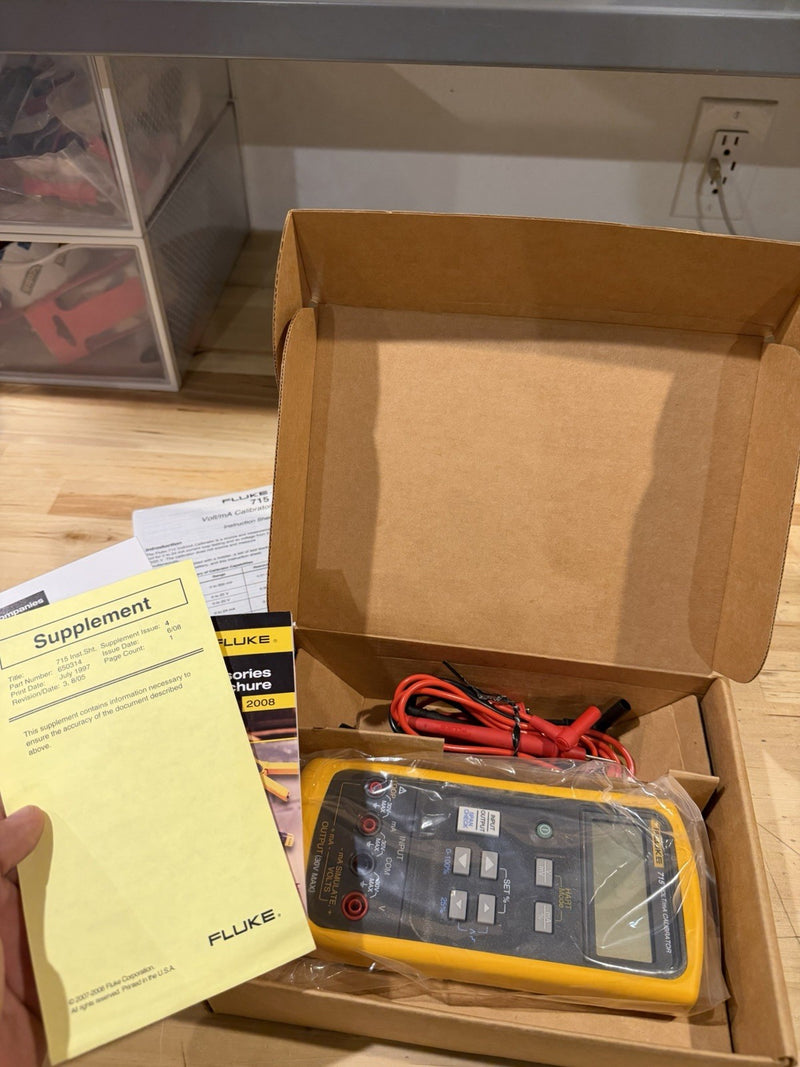 FLUKE 715 VOLT/MA CALIBRATOR W/ LEADS & CLIPS FREE SHIPPING
