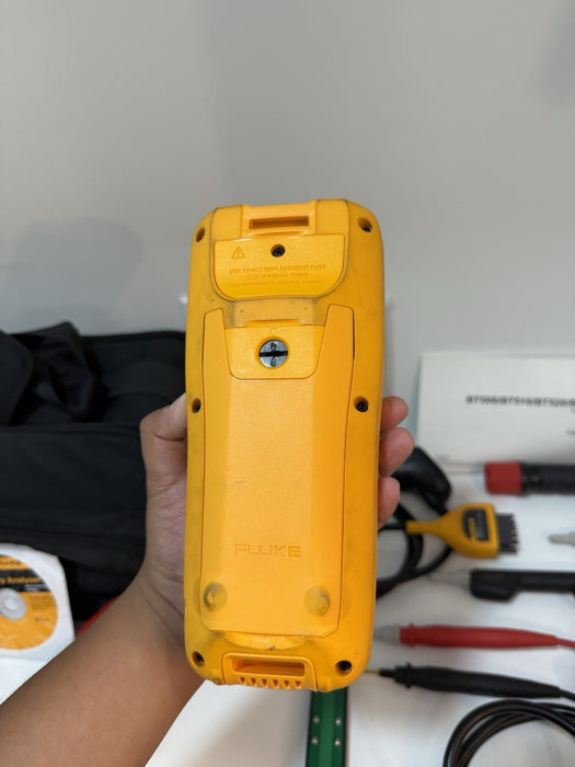 FLUKE BT521 BATTERY ANALYZER WITH ACCESSORIES TESTED