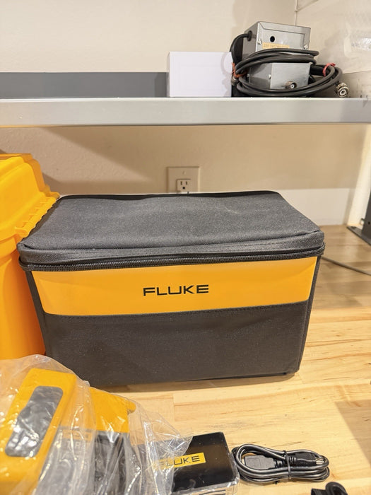 FLUKE TIR27 THERMAL IMAGER KIT 60HZ W/ BATTERIES & CHARGER (TESTED) RARE