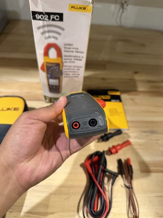 FLUKE 902 FC TRUE RMS HVAC CLAMP METER WITH CASE & LEADS