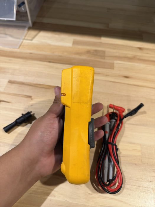 FLUKE 115 TRMS MULTIMETER W/ LEADS & CLIPS - SHIPS FAST