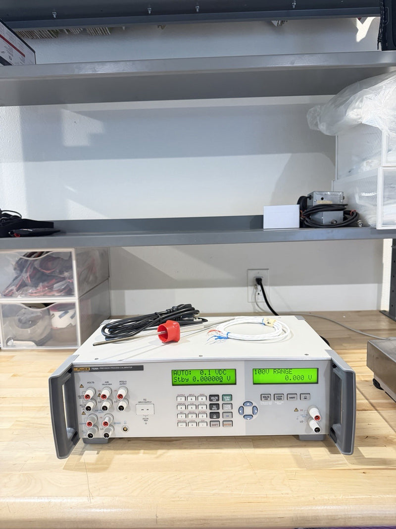 FLUKE 7526A PRECISION PROCESS CALIBRATOR WITH PROBE & CHARGER TESTED