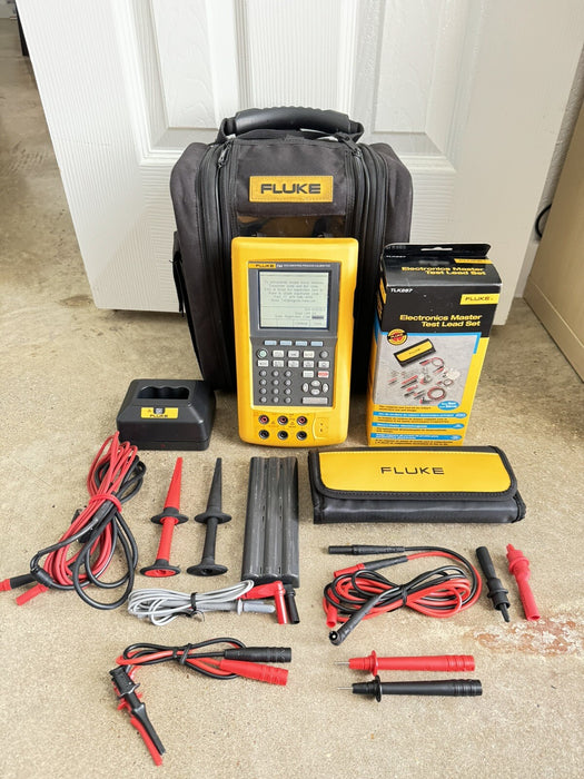 FLUKE 744 DOCUMENTING PROCESS CALIBRATOR METER WITH NEW TLK287 LEADS & CHARGER