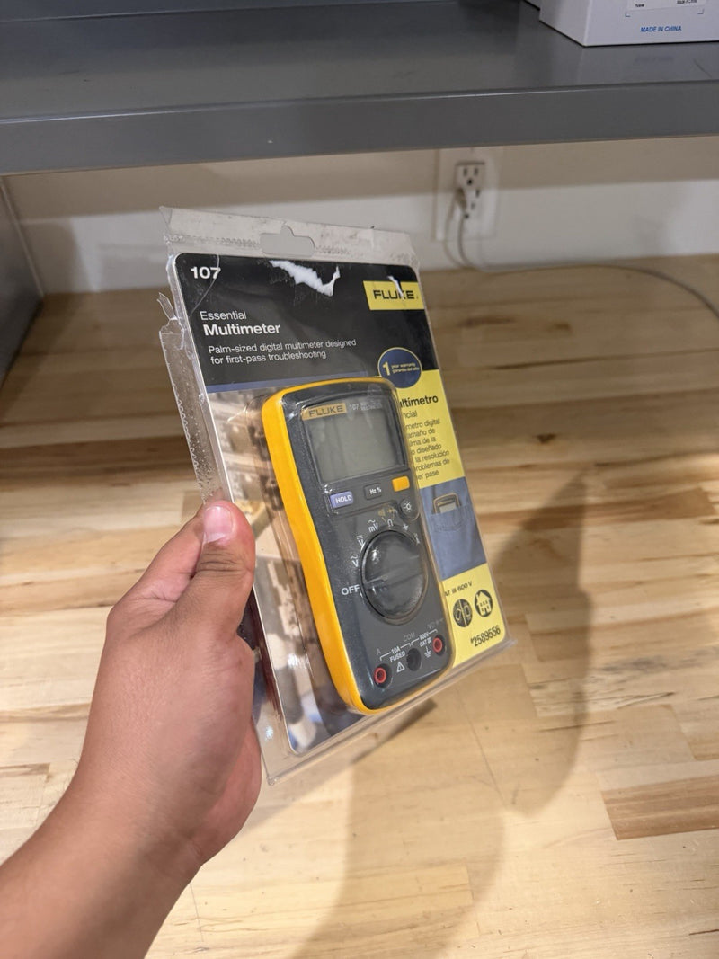 FLUKE 107 METER AC/DC 600V CAT III MULTIMETER WITH LEADS