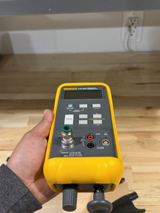FLUKE 718 30G PRESSURE CALIBRATOR W/LEADS & BAG (FREE SHIPPING)PERFECT CONDITION