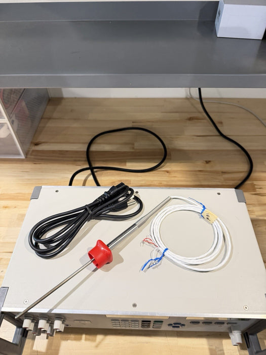 FLUKE 7526A PRECISION PROCESS CALIBRATOR WITH PROBE & CHARGER TESTED