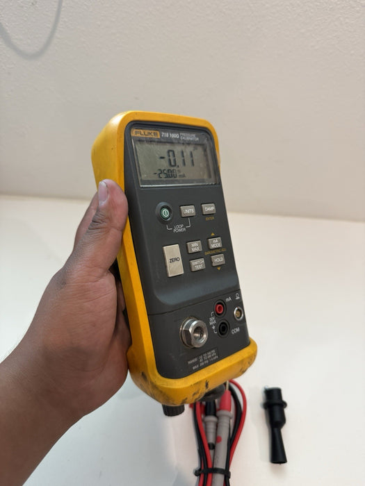 FLUKE 718-100G PRESSURE CALIBRATOR WITH LEADS & CLIPS