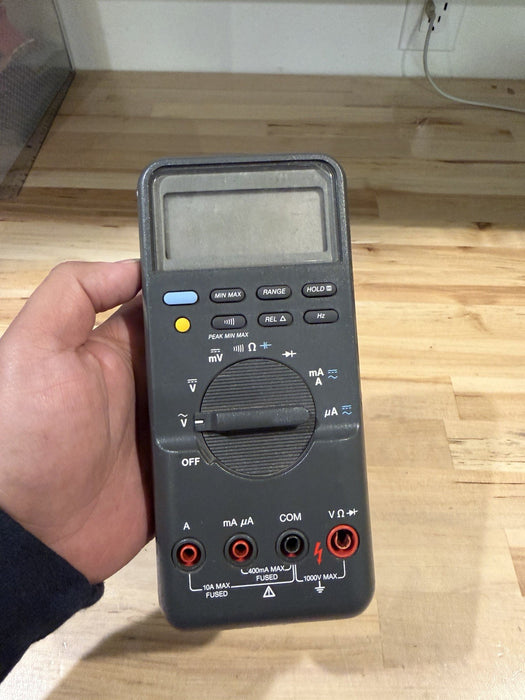 FLUKE MULTIMETER SHIPS FAST (PARTS ONLY) FOR PARTS