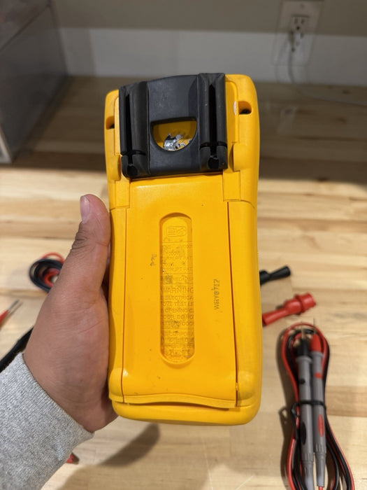 FLUKE 189 TRUE RMS MULTIMETER WITH LEADS AND CLIPS USED