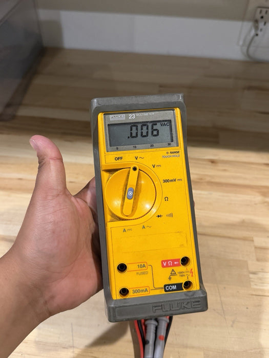 FLUKE 23 MULTIMETER W/ CASE & LEADS (TESTED) SHIPS FAST