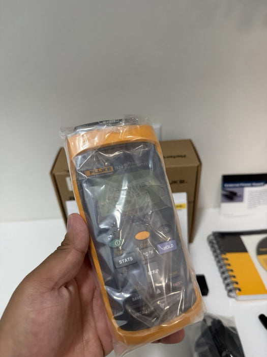 FLUKE 1524 REFERENCE THERMOMETER WITH PROBE & BAG TESTED
