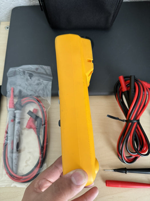 FLUKE 1587 FC INSULATION MULTIMETER WITH BAG AND LEADS